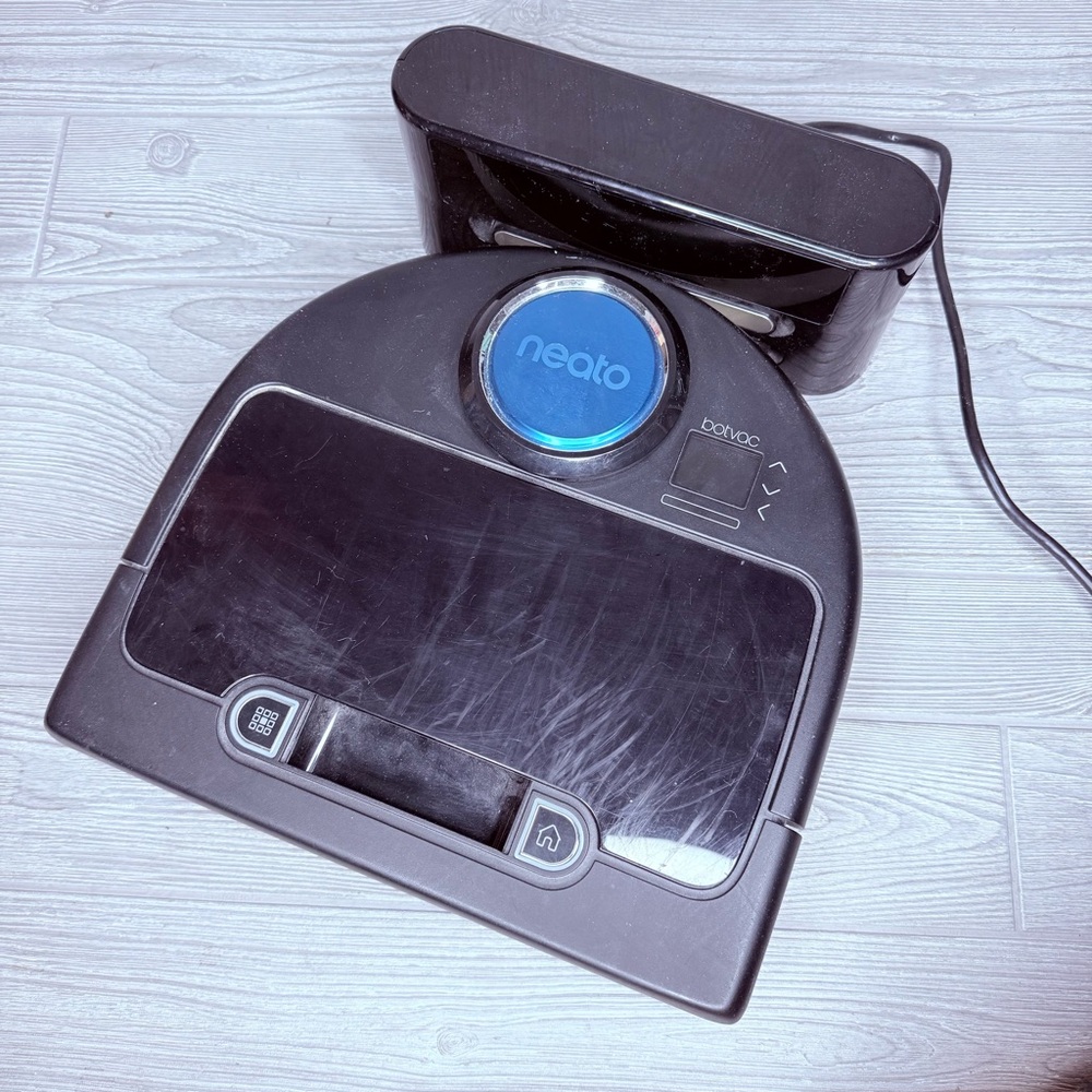 Neato vacuum robot for parts turns on but gives battery error with extra parts